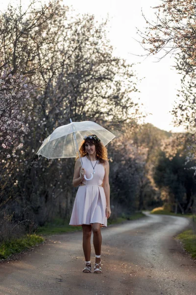 Mujer caminando en el camino — Foto de Stock