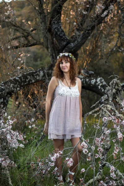 Mujer hermosa en la naturaleza —  Fotos de Stock