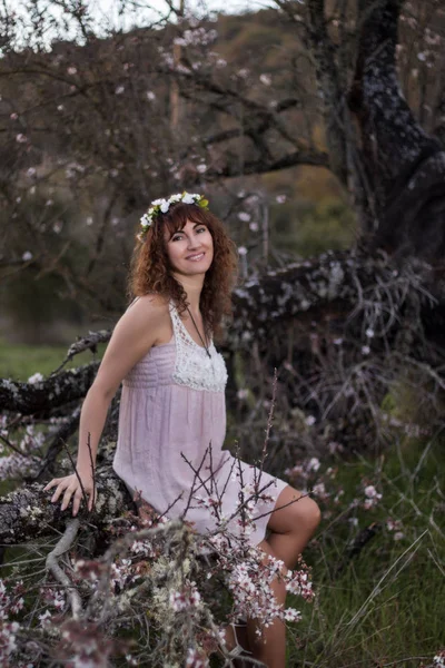 Mujer hermosa en la naturaleza — Foto de Stock