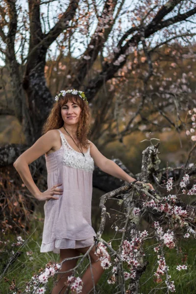 Mujer hermosa en la naturaleza — Foto de Stock