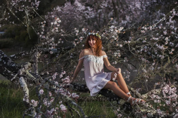 Mujer hermosa en la naturaleza — Foto de Stock