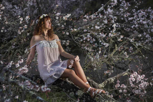 Mujer hermosa en la naturaleza — Foto de Stock