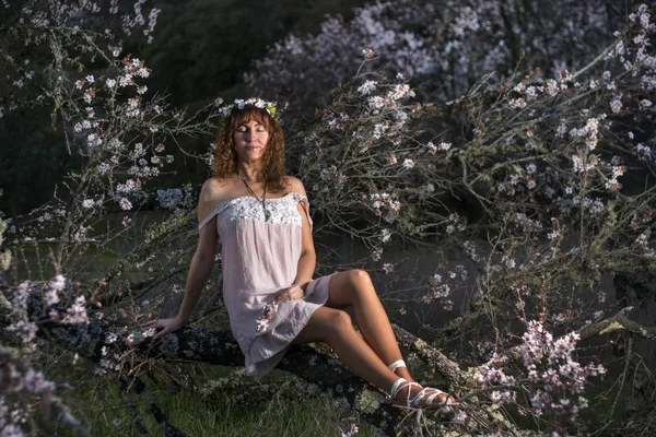 Beautiful woman on nature — Stock Photo, Image