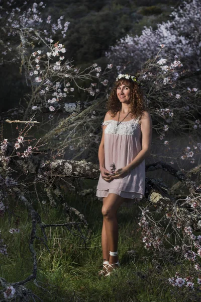 Mujer hermosa en la naturaleza — Foto de Stock