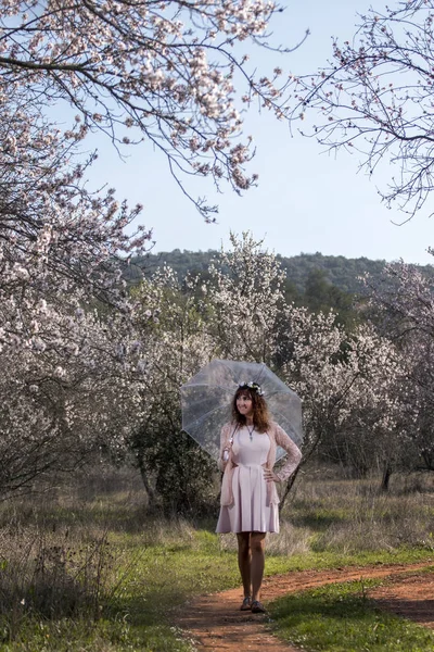 Mujer caminando en el camino — Foto de Stock