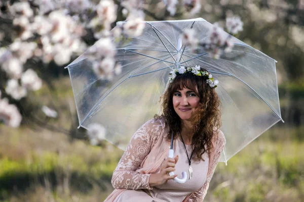 Vrouw met doorzichtige paraplu — Stockfoto