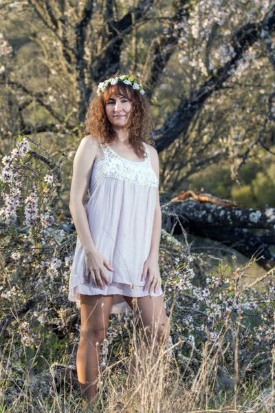 Schöne Frau in der Natur — Stockfoto