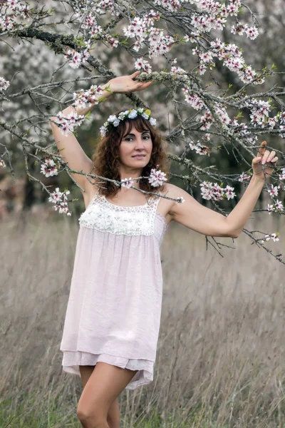 Mujer hermosa en la naturaleza — Foto de Stock