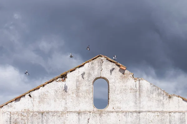 Antigo edifício abandonado — Fotografia de Stock