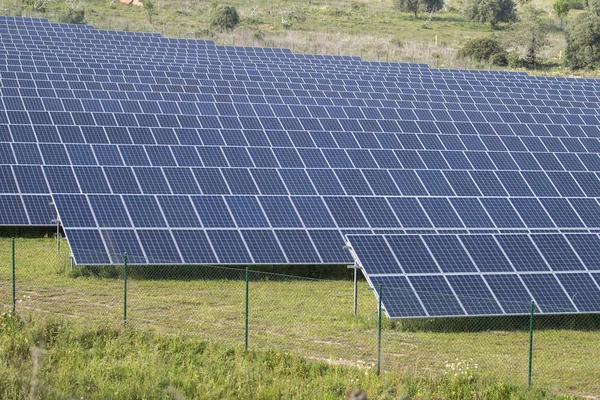 Campo de paneles solares —  Fotos de Stock