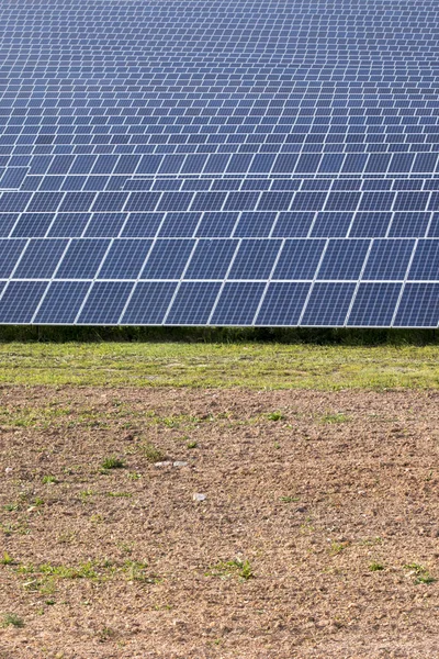 Campo de paneles solares —  Fotos de Stock