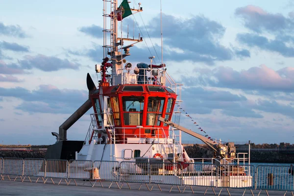 Witte en rode sleepboot — Stockfoto