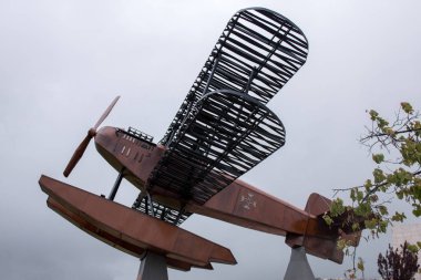 Güney Atlantik anıtının ilk hava geçişi