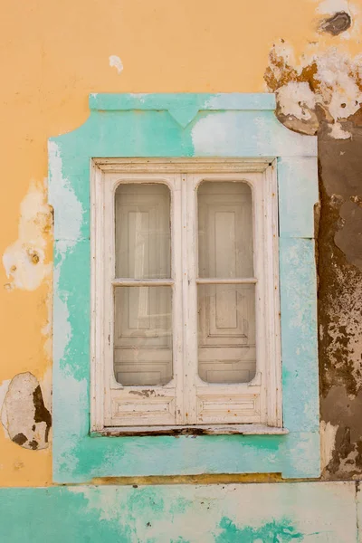 Gek geschilderde oude venster — Stockfoto
