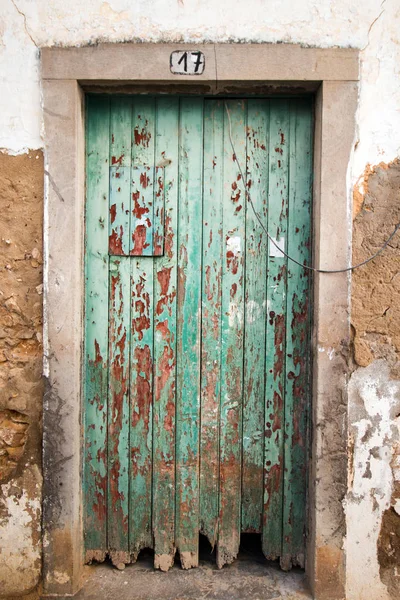 Eski yeşil ahşap kapı — Stok fotoğraf