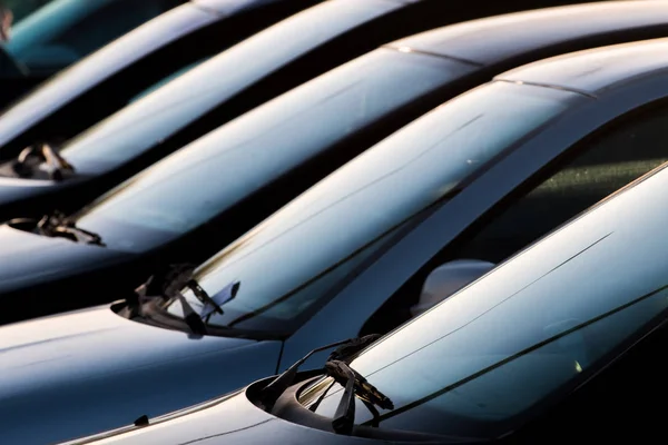 Mehrere geparkte Autos — Stockfoto