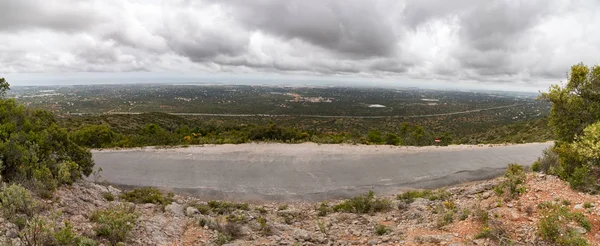 Estrada que atravessa o campo — Fotografia de Stock