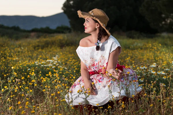 Vintage chica en el campo — Foto de Stock