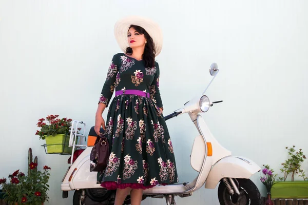 Vintage girl next to motorcycle — Stock Photo, Image