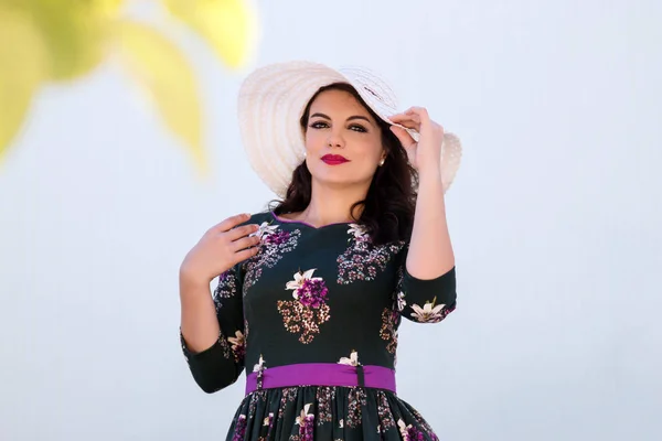 Vintage chica con sombrero blanco — Foto de Stock