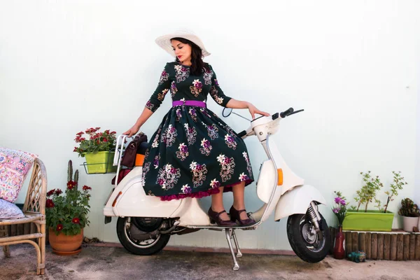 Винтажная девушка рядом с мотоциклом — стоковое фото