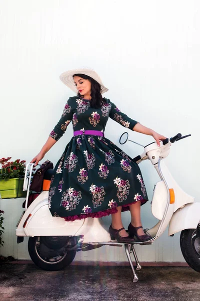 Sonraki motosiklet için vintage kız