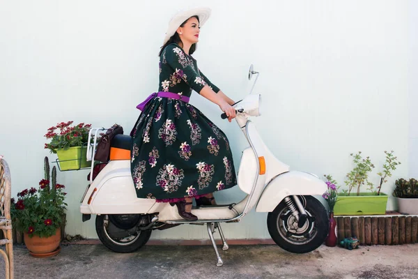 Vintage ragazza accanto alla moto — Foto Stock