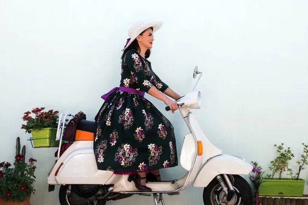 Vintage ragazza accanto alla moto — Foto Stock