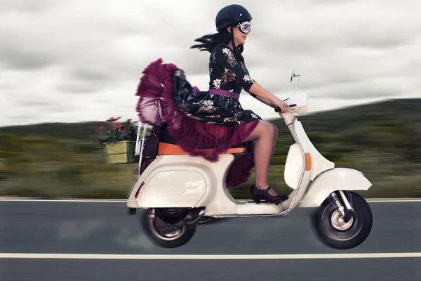 Vintage holka na motocyklu — Stock fotografie