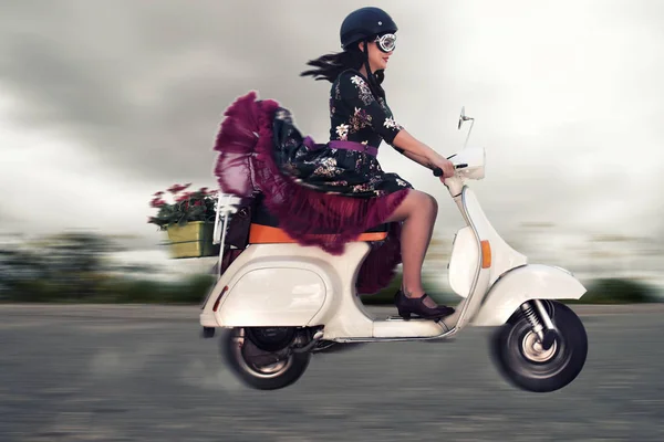 Vintage meisje rijden op een motorfiets — Stockfoto