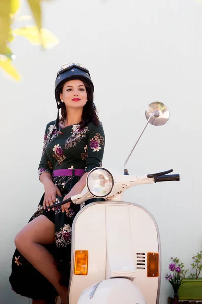 Vintage meisje vervolgens naar motorfiets — Stockfoto