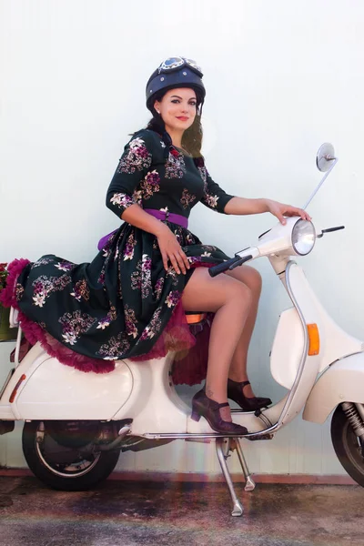 Винтажная девушка рядом с мотоциклом — стоковое фото
