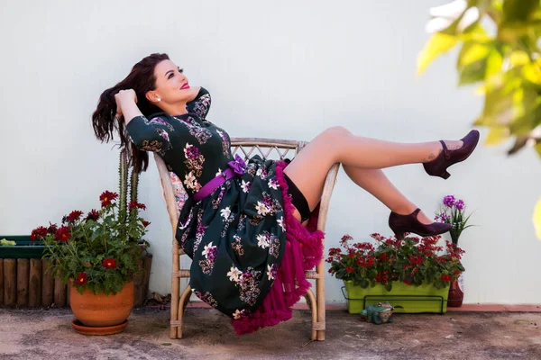 Винтажная девушка с цветочным платьем — стоковое фото