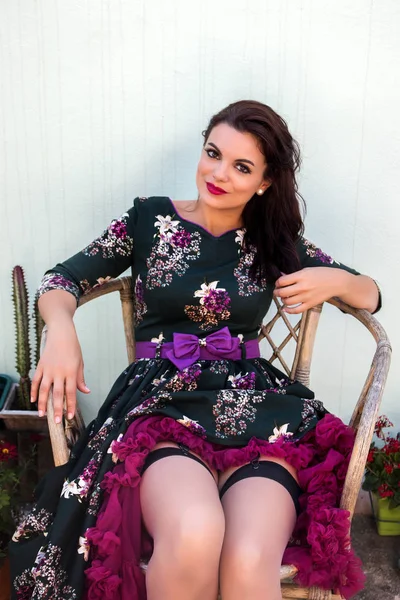 Chica vintage con vestido floral — Foto de Stock