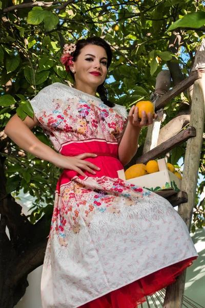 Вінтажна дівчина з квітковою сукнею — стокове фото