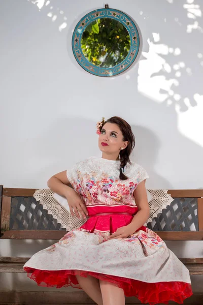 Menina vintage com vestido floral — Fotografia de Stock