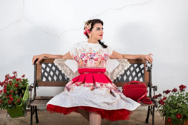 Винтажная девушка с цветочным платьем — стоковое фото