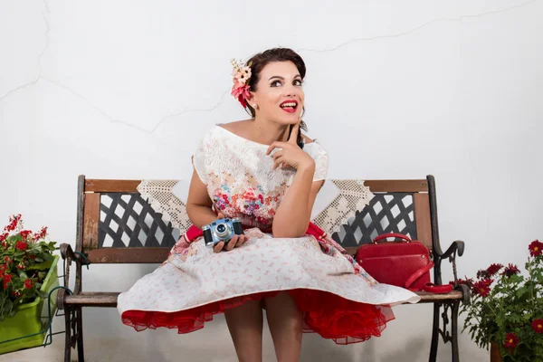 Ragazza vintage con abito floreale — Foto Stock