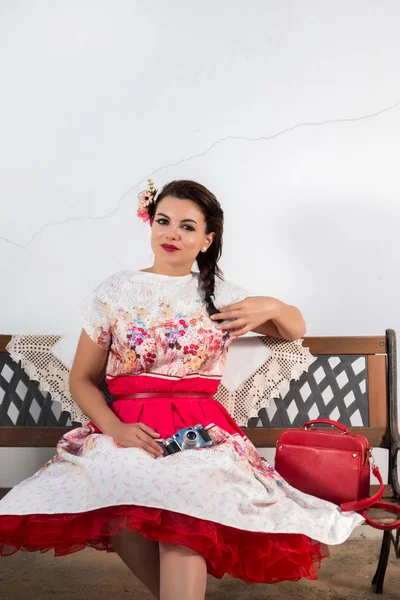 Vintage-Mädchen mit floralem Kleid — Stockfoto