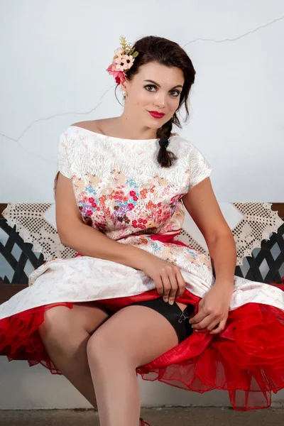 Vintage girl z sukienka kwiatowy — Zdjęcie stockowe