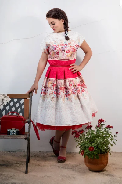 Chica vintage con vestido floral — Foto de Stock