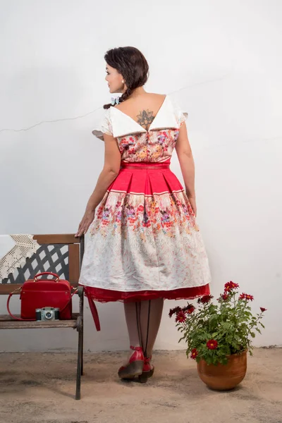 Menina vintage com vestido floral — Fotografia de Stock