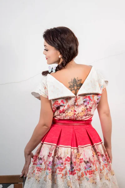 Vintage-Mädchen mit floralem Kleid — Stockfoto