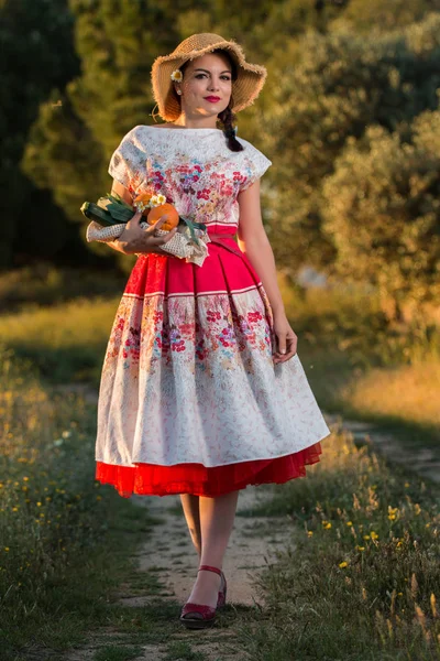 Vintage girl na wsi — Zdjęcie stockowe