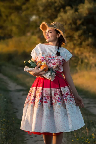Vintage chica en el campo — Foto de Stock