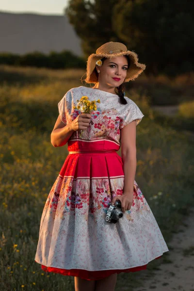 Vintage meisje op het platteland — Stockfoto