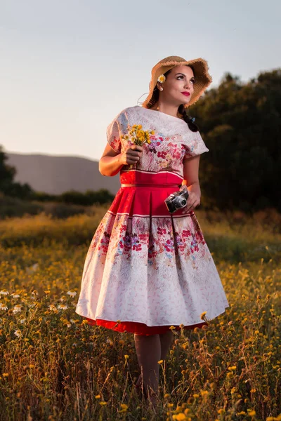 Vintage chica en el campo —  Fotos de Stock