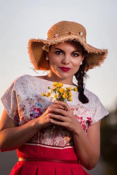 Vintage chica en el campo —  Fotos de Stock