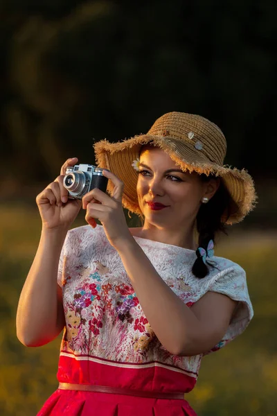 Menina vintage no campo — Fotografia de Stock