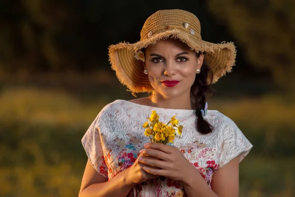 Vintage meisje op het platteland — Stockfoto